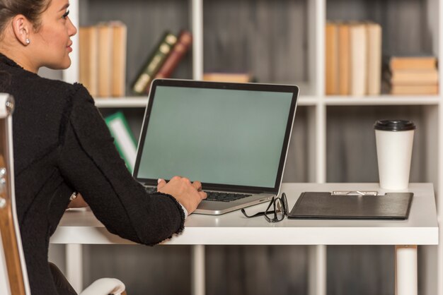 Mujer de negocios morena trabajando en su oficina