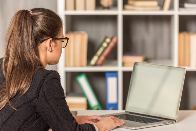 Mujer de negocios morena trabajando en su oficina