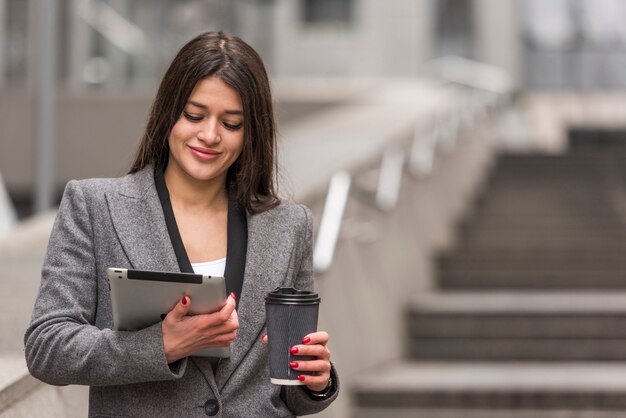 Mujer de negocios morena usando su tablet