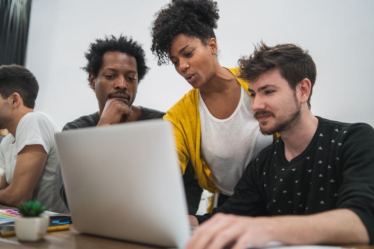 Foto gratuito mujer de negocios mostrando algo a sus colegas