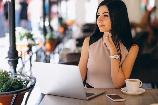 Mujer de negocios musulmana que trabaja en la computadora