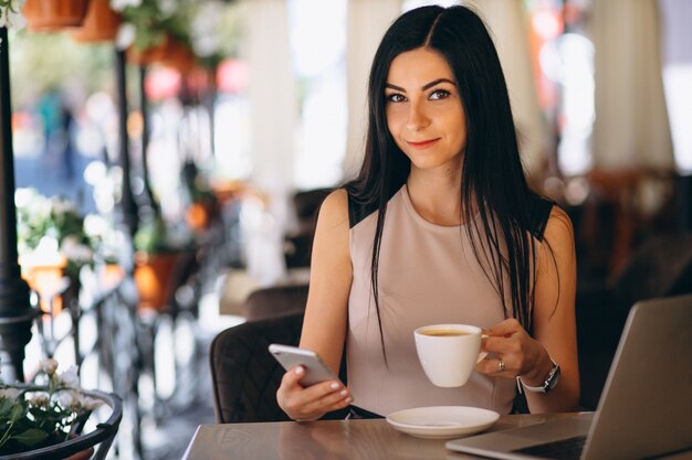 Mujer de negocios musulmana que trabaja en la computadora