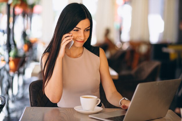 Mujer de negocios musulmana que trabaja en la computadora