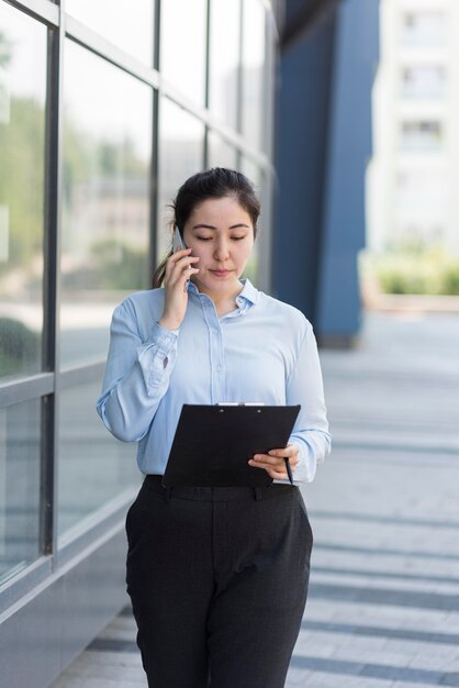 Mujer de negocios ocupada de tiro medio