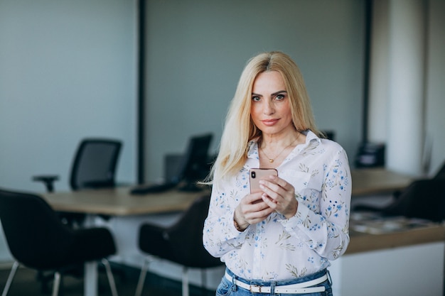 Mujer de negocios en la oficina con teléfono