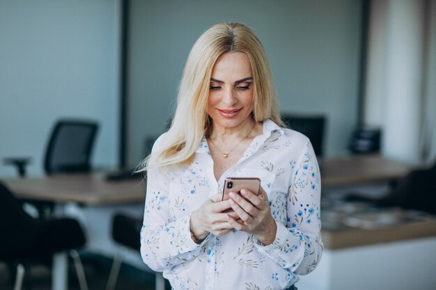 Mujer de negocios en la oficina con teléfono