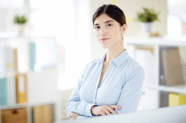 Mujer de negocios, en, oficina