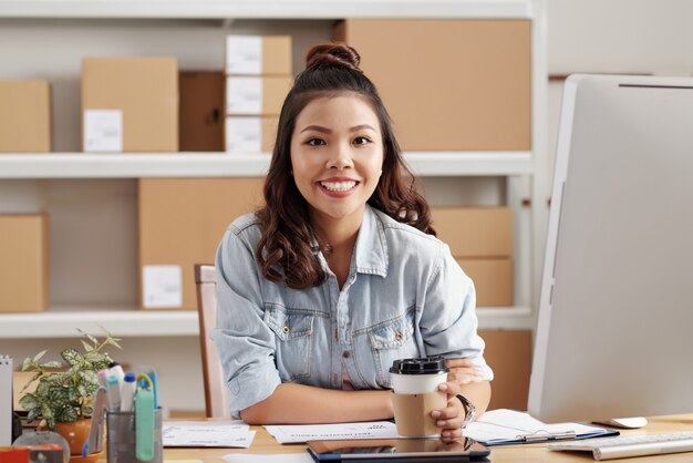 Mujer de negocios, en la oficina