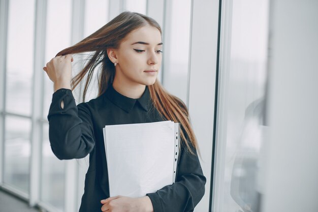 Mujer de negocios en la oficina