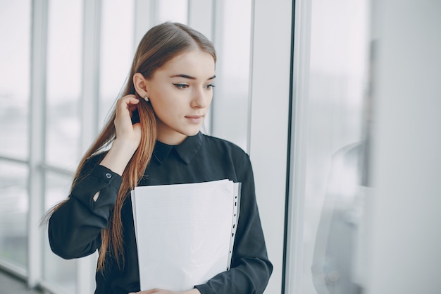 Mujer de negocios en la oficina