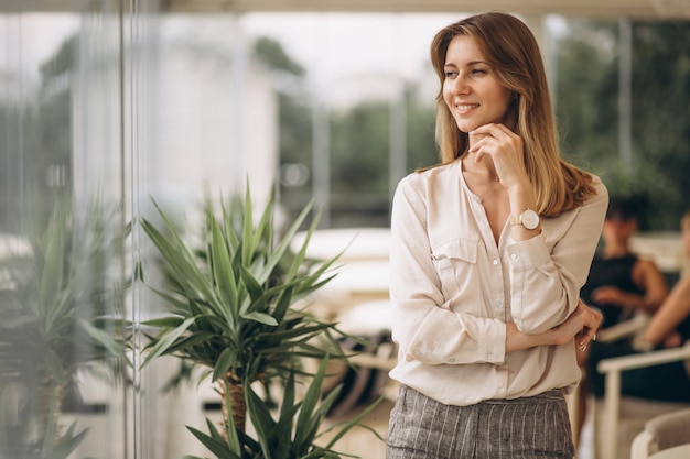 Mujer de negocios en la oficina