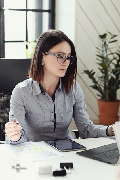 Mujer de negocios, en la oficina