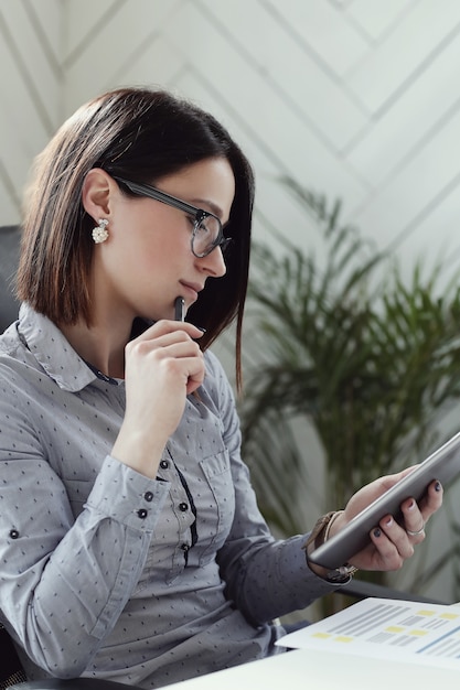 Mujer de negocios, en la oficina