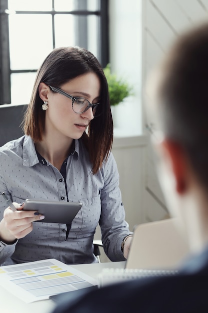 Foto gratuita mujer de negocios, en la oficina