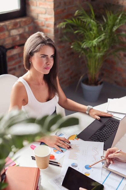 Mujer de negocios, en la oficina