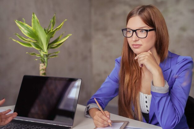 Mujer de negocios, en la oficina