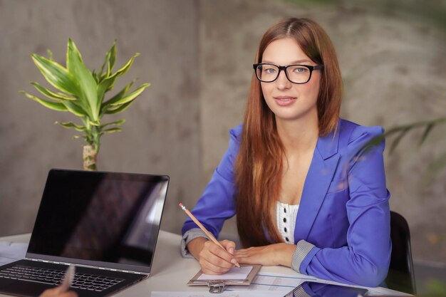 Mujer de negocios, en la oficina