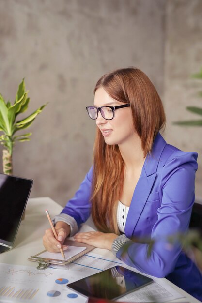 Mujer de negocios, en la oficina