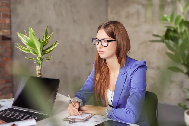 Mujer de negocios, en la oficina