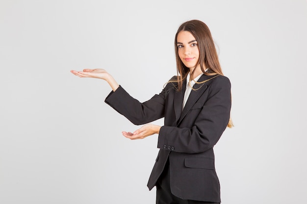 Mujer de negocios ofreciendo algo