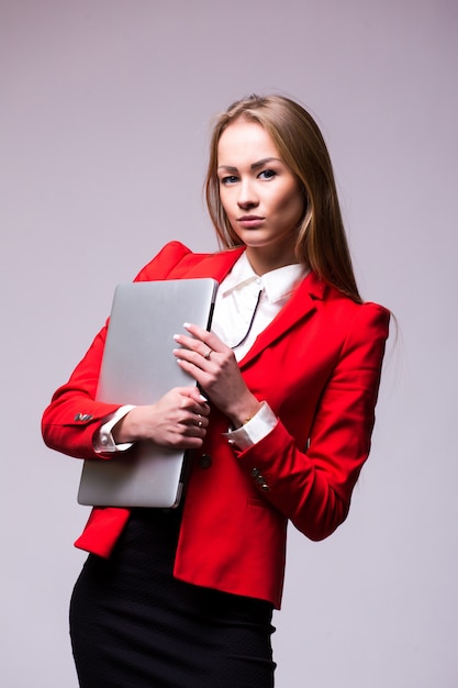 Mujer de negocios con ordenador portátil. Retrato aislado