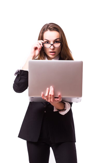 Mujer de negocios con ordenador portátil. Retrato aislado