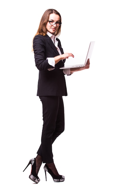 Mujer de negocios con ordenador portátil. Retrato aislado