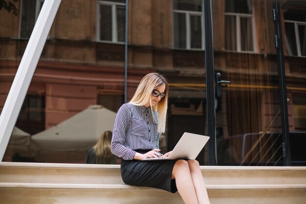 Mujer de negocios con ordenador portatil