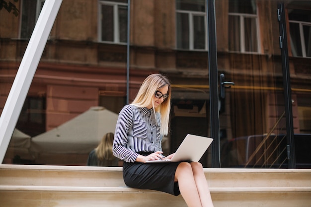 Mujer de negocios con ordenador portatil