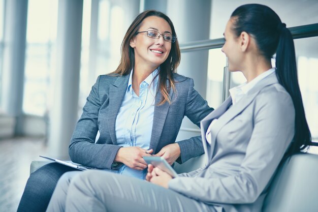 Mujer de negocios orgullosa explicando su plan