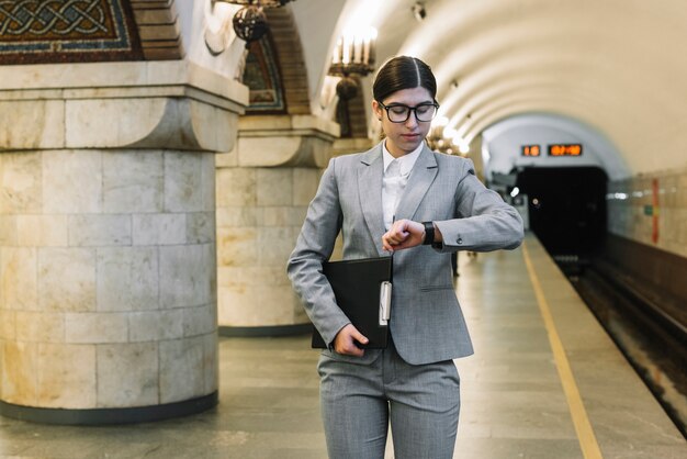 Mujer de negocios en parada de metro