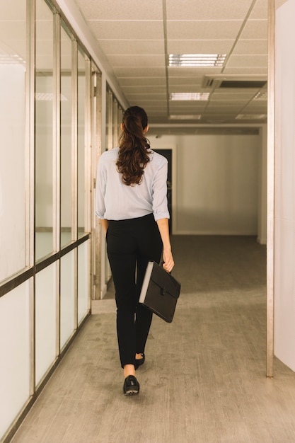 Mujer de negocios en pasillo