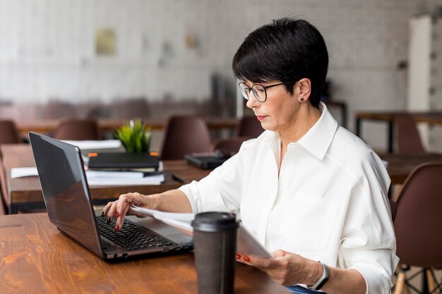 Mujer de negocios de pelo corto escribiendo