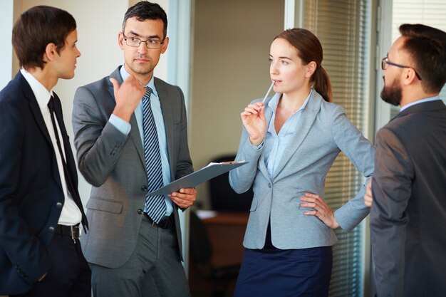 Mujer de negocios pensando en la idea de su compañero