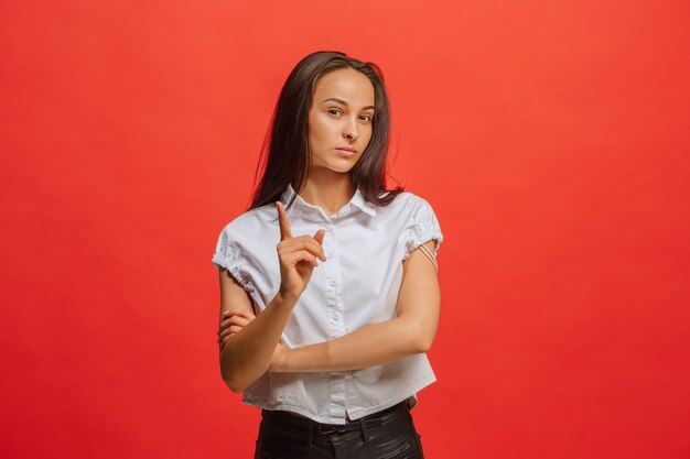 Mujer de negocios pensativa seria joven. Concepto de duda