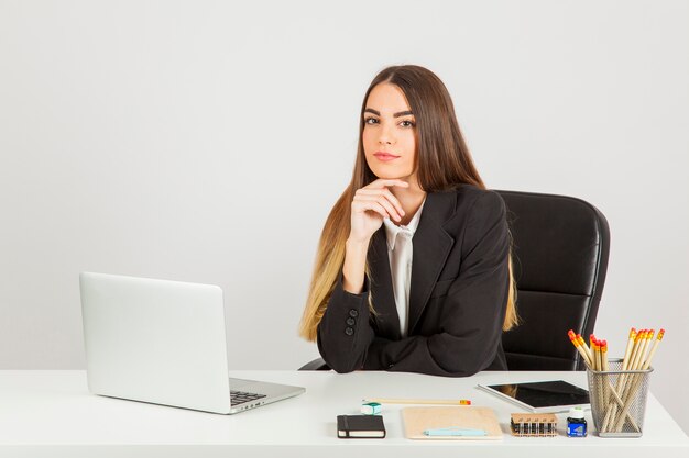 Mujer de negocios pensativa en el trabajo