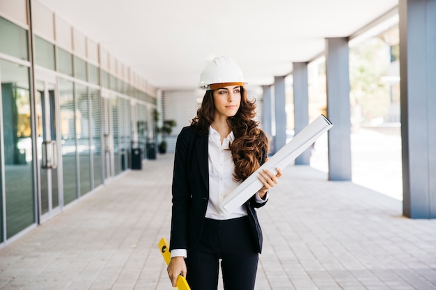 Mujer de negocios con plano y nivel