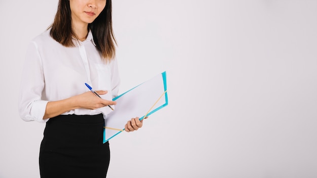 Foto gratuita mujer de negocios con portapapeles