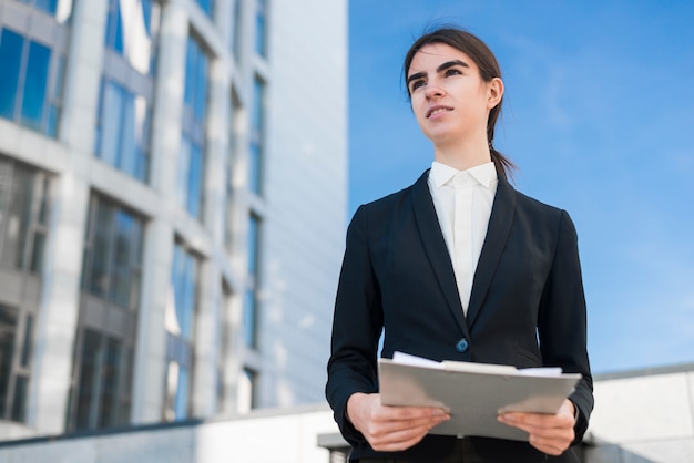 Mujer de negocios con portapapeles