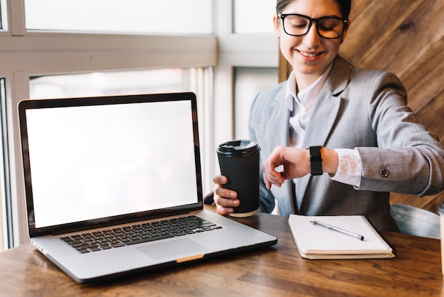 Foto gratuita mujer de negocios con portátil en cafetería