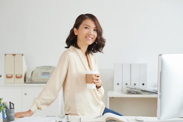 Mujer de negocios posando con café