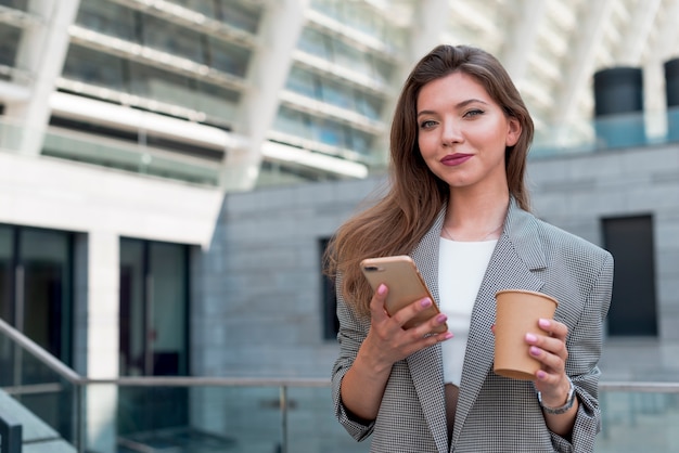 Foto gratuita mujer de negocios posando en la calle