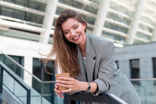 Mujer de negocios posando en la calle