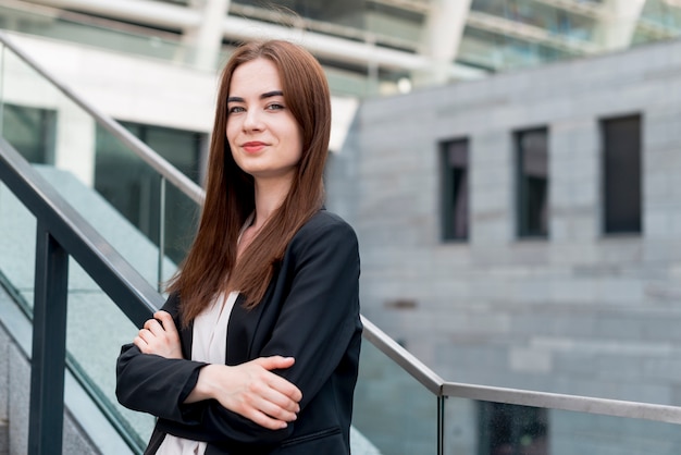 Mujer de negocios posando en la calle