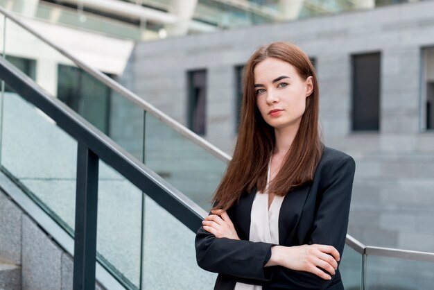 Mujer de negocios posando en la calle