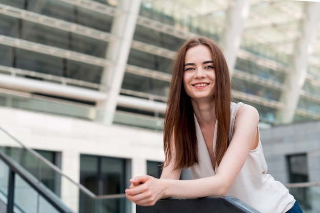 Foto gratuita mujer de negocios posando en la calle