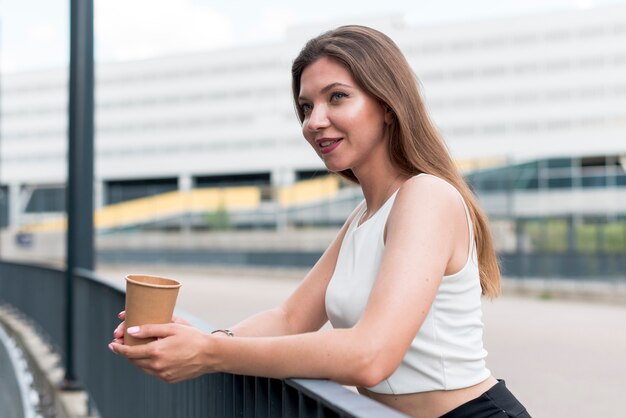 Mujer de negocios posando en la calle