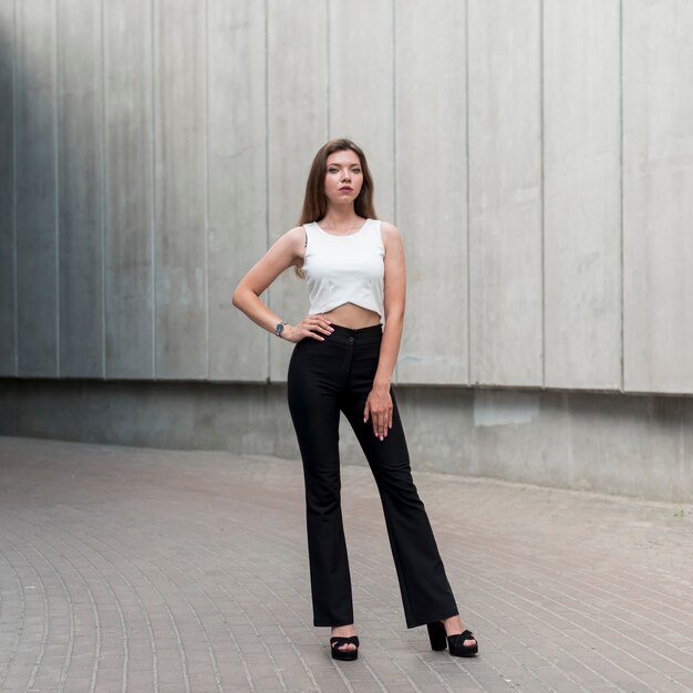 Mujer de negocios posando en la calle