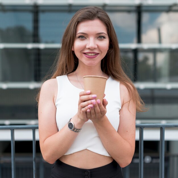 Mujer de negocios posando en la calle