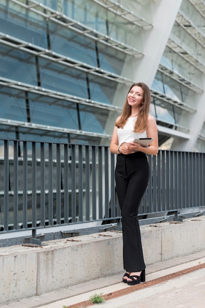 Foto gratuita mujer de negocios posando en la calle